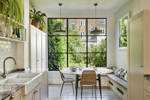 Căn nhà với những khung cửa view vườn cây xanh mát dịu giữa nắng hè
