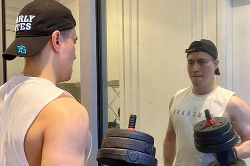 Ở nhà mùa dịch, Việt Anh khiến dân tình trầm trồ khi khoe bắp tay rắn chắc, body cuồn cuộn