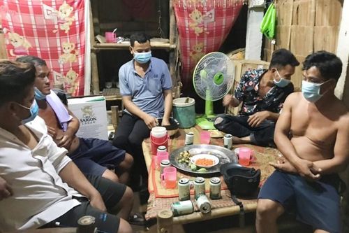 4 nam nữ tụ tập uống rượu bị phạt 68 triệu đồng