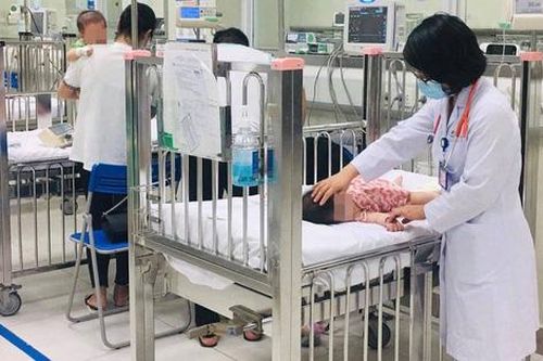 Bé 31 tháng tuổi cùng phụ huynh đi mua đồ ăn, bị tai nạn giao thông tiên lượng rất nặng