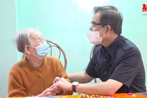 Bí thư Tỉnh ủy An Giang Lê Hồng Quang thăm, tặng quà các mẹ Việt Nam Anh hùng nhân kỷ niệm 74 năm ngày Thương binh - Liệt sĩ