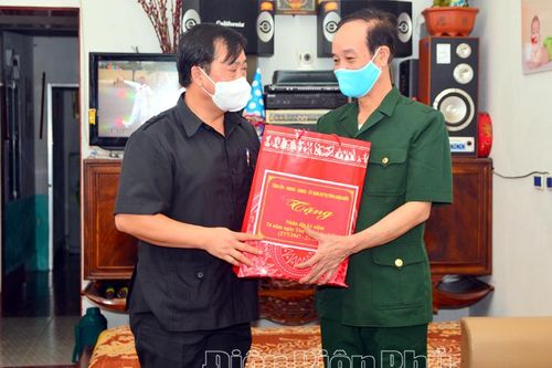 Phó Chủ tịch UBND tỉnh Vừ A Bằng thăm, tặng quà gia đình chính sách