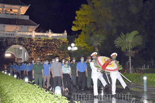 Đoàn viên thanh niên dâng hương tưởng niệm anh hùng liệt sĩ