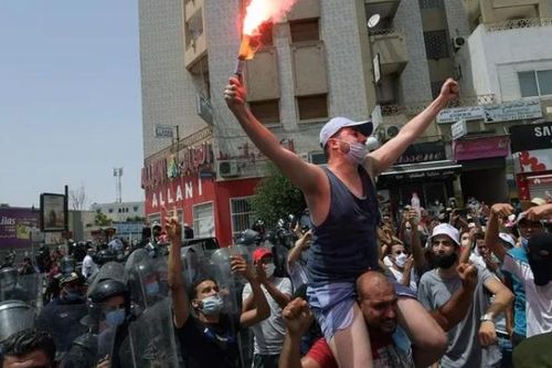 Tunisia: Tổng thống cách chức Thủ tướng, giải tán Quốc hội; quân đội kéo vào thủ đô