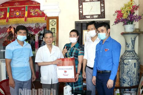 Thăm và tặng quà gia đình các thương binh, liệt sĩ của huyện Nho Quan