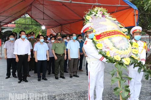 Các địa phương, đơn vị dâng hương, đặt vòng hoa, thắp nến tri ân các Anh hùng, liệt sĩ