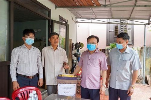 Phó Chủ tịch UBND tỉnh Lê Đức Tiến thăm, tặng quà các gia đình chính sách