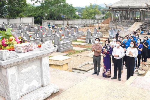 Báo Tuyên Quang dâng hương tại Nghĩa trang liệt sỹ tỉnh