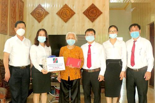 Agribank Tuyên Quang tặng 29 suất quà cho gia đình chính sách