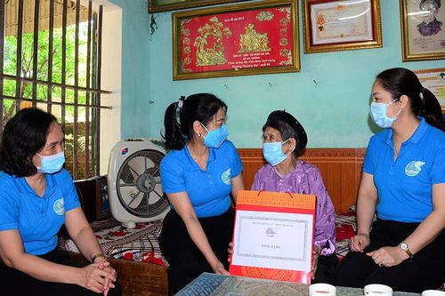 Lãnh đạo Hội LHPN tỉnh tặng quà Mẹ Việt Nam Anh hùng và gia đình chính sách