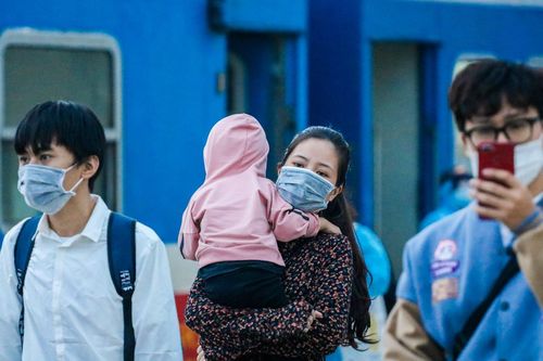 Chuyến tàu nghĩa tình chở 814 người dân Hà Tĩnh rời tâm dịch cập bến