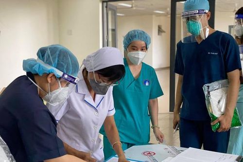 TP.HCM: 17 người từng mắc COVID-19 rất nặng được xuất viện
