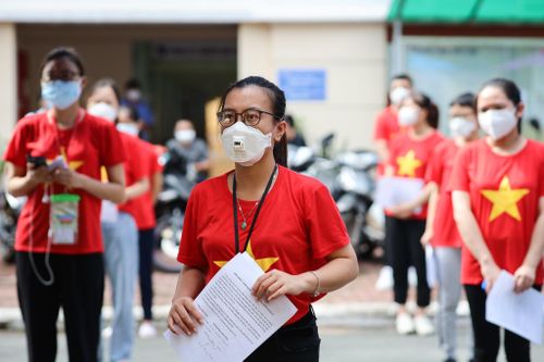 Sinh viên Y Thái Bình mặc áo cờ đỏ sao vàng đi tiêm vaccine tại TP.HCM