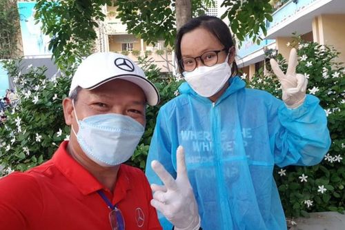 Thi xong học bổng đại học, nữ sinh TP.HCM cùng bố đi chống dịch