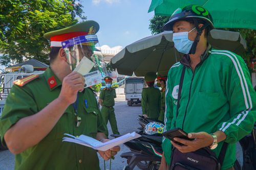 Hàng chục GrabBike bị xử phạt khi giao hàng ở Hà Nội