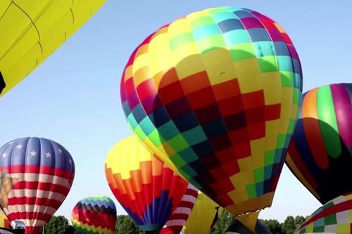Hơn 100 khinh khí cầu trên bầu trời nước Mỹ