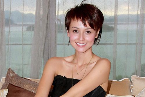 Hoa hậu đẹp nhất châu Á phá sản, làm nghề bưng vác