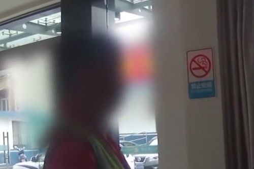 Bố bắt làm việc nhà, cậu bé Trung Quốc báo cảnh sát