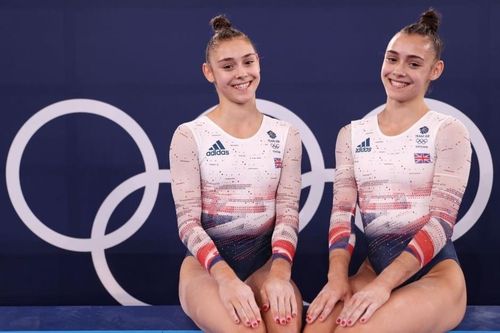 Cặp song sinh 16 tuổi giành huy chương đồng Olympic