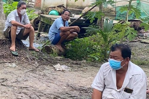 Nhóm người tụ tập xem đá gà trong thời gian giãn cách