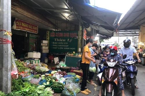 Một bộ phận người dân vẫn có tâm lý tích trữ hàng hóa dù nguồn cung ổn định
