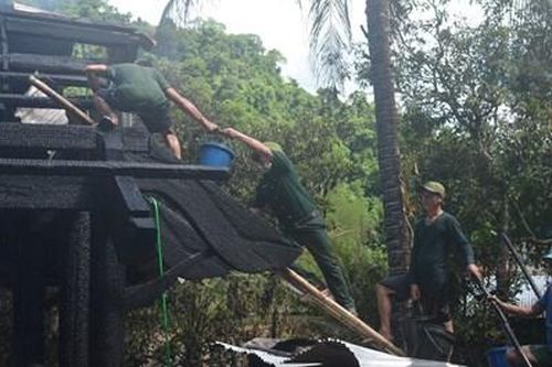 Bộ đội Biên phòng Nghệ An hỗ trợ khắc phục đám cháy nhà dân