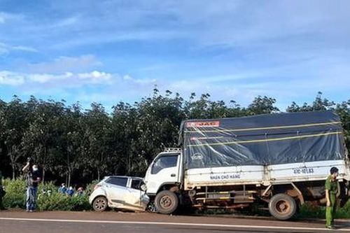 Gia Lai: Va chạm giữa xe tải và xe ô tô con, 3 người tử vong
