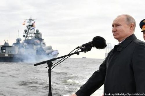 Tổng thống Putin khẳng định sức mạnh vô song của vũ khí Nga tại Lễ duyệt binh ngày Hải quân