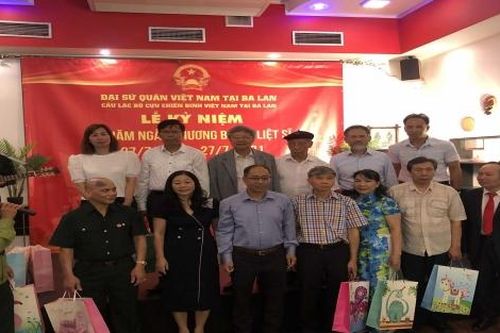 Người Việt tại Ba Lan kỷ niệm 74 năm Ngày thương binh liệt sỹ