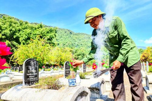 Người đàn ông 25 năm thầm lặng 'chăm lo' mộ phần cho các anh hùng liệt sĩ