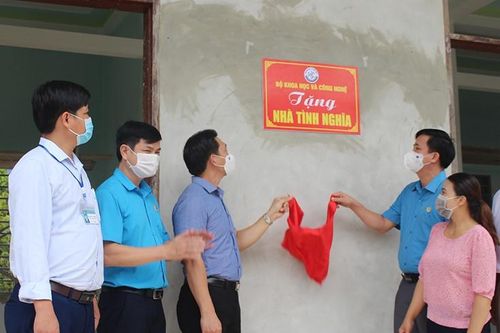 Bộ Khoa học và Công nghệ trao tặng nhà tình nghĩa cho gia đình chính sách