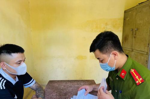 Thanh Hóa: Khởi tố 7 đối tượng mang vòng hoa và ném chất bẩn vào nhà dân
