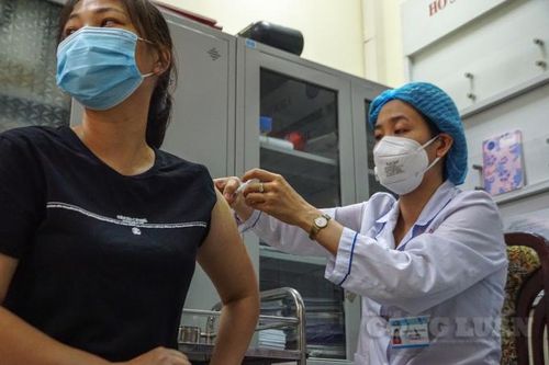 Bắt đầu tiêm vắc xin COVID-19 quy mô lớn cho người dân Thủ đô Hà Nội