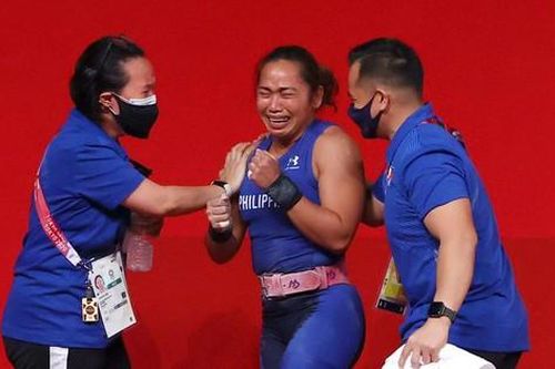 Nữ đô cử khóc như mưa khi đoạt HCV Olympic đầu tiên cho Philippines