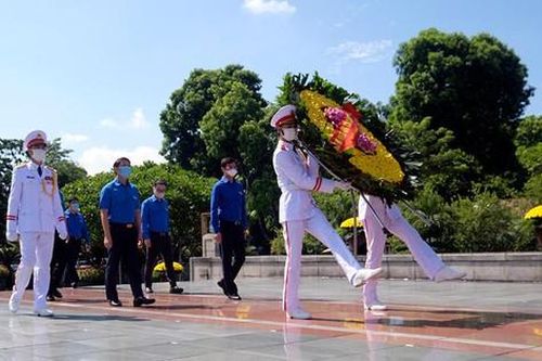 Đoàn đại biểu Trung ương Đoàn TNCS Hồ Chí Minh dâng hương tưởng niệm các Anh hùng liệt sĩ