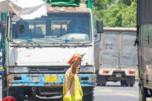 Tráo tài xế, xe tải chở hàng từ TP HCM vượt chốt kiểm soát vào Đà Nẵng