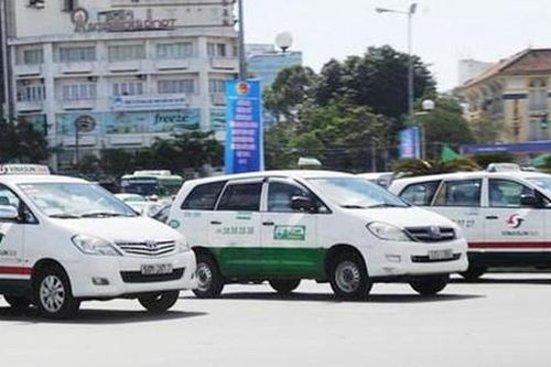 TPHCM sử dụng taxi vận chuyển bệnh nhân