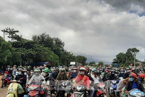 Điều gì khiến dòng người lũ lượt 'cưỡi' xe máy về Tây Nguyên