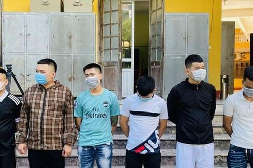 'Khủng bố' người nhà con nợ bằng chất bẩn và vòng hoa