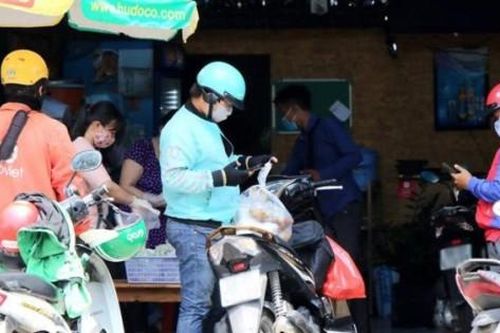 Hà Nội cho phép 700 shipper được giao hàng trong thời gian giãn cách