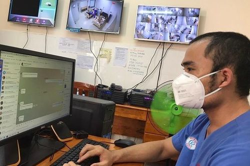 Khám online miễn phí mùa Covid-19: Bác sĩ thức tới 1h sáng, trả lời 400 tin nhắn