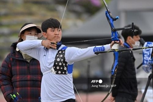 Nam sinh 17 tuổi vượt kỷ lục gia thế giới giành Huy chương Vàng Olympic