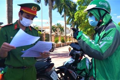 Hà Nội: Tài xế đi ship hàng cần điều kiện gì để không bị xử phạt?