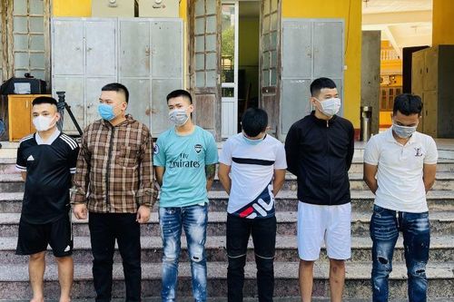 Thanh Hóa: Khởi tố 7 đối tượng mang vòng hoa đặt trước nhà 'con nợ'