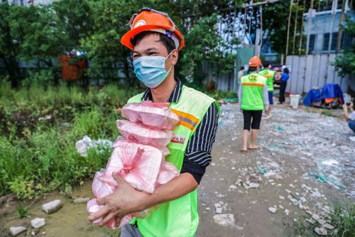 Hàng ngàn suất ăn cho người khó khăn giữa những ngày Hà Nội giãn cách