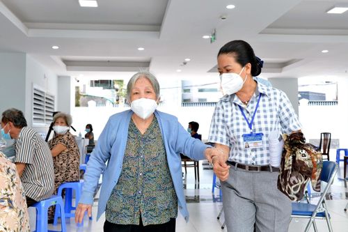 Tiêm vaccine cho người nghèo: Niềm vui giữa bộn bề khó khăn