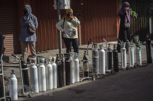 Nhu cầu oxy và thuốc điều trị COVID-19 tại Indonesia tăng vọt