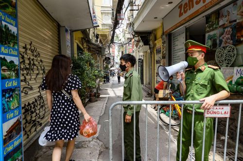 Hà Nội: Chợ phố cổ căng dây, kẻ vạch chống dịch COVID-19