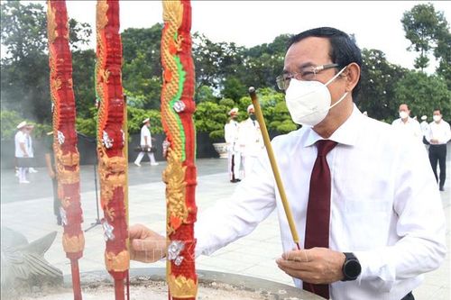 Dâng hương tưởng nhớ Chủ tịch Hồ Chí Minh, Chủ tịch Tôn Đức Thắng