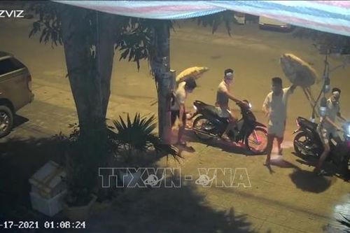 Bắt nhóm đối tượng mang vòng hoa tang đi đòi nợ